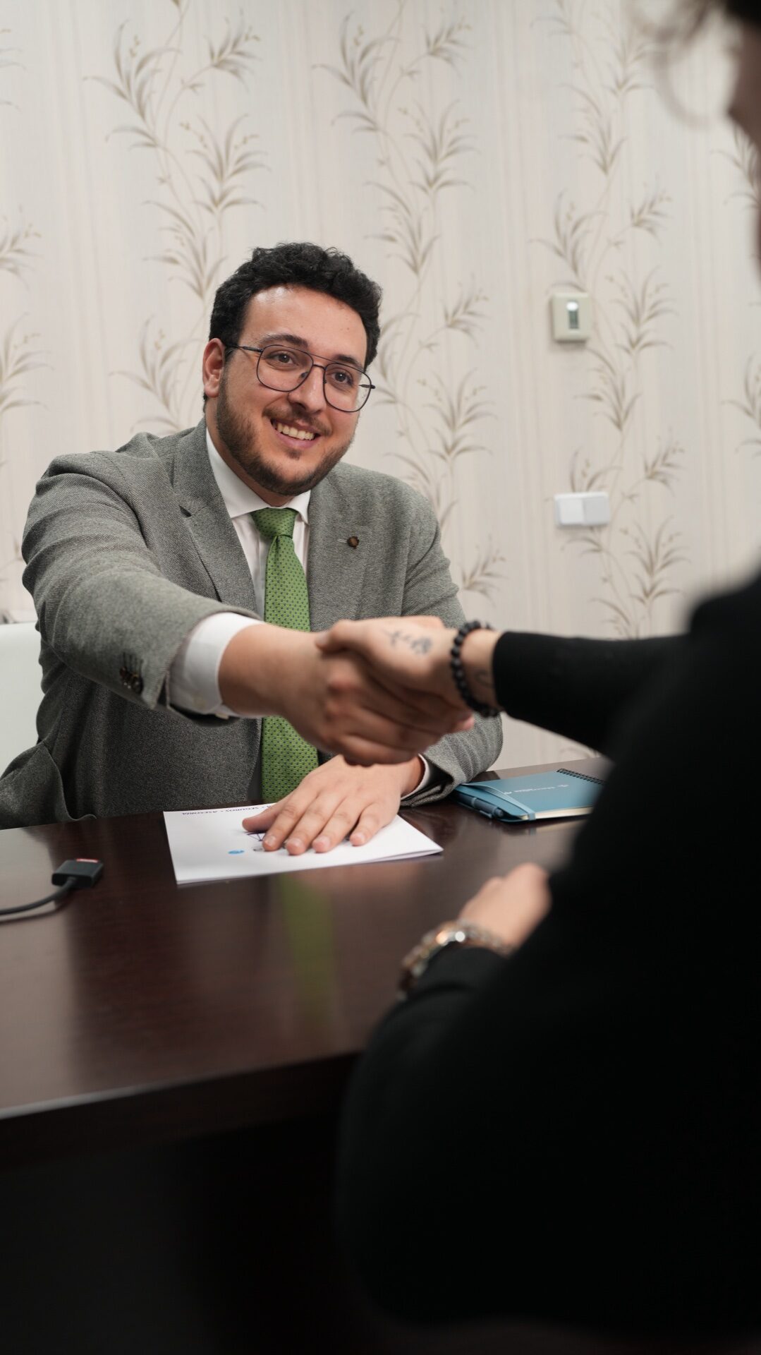 Abogado sellando acuerdo con cliente