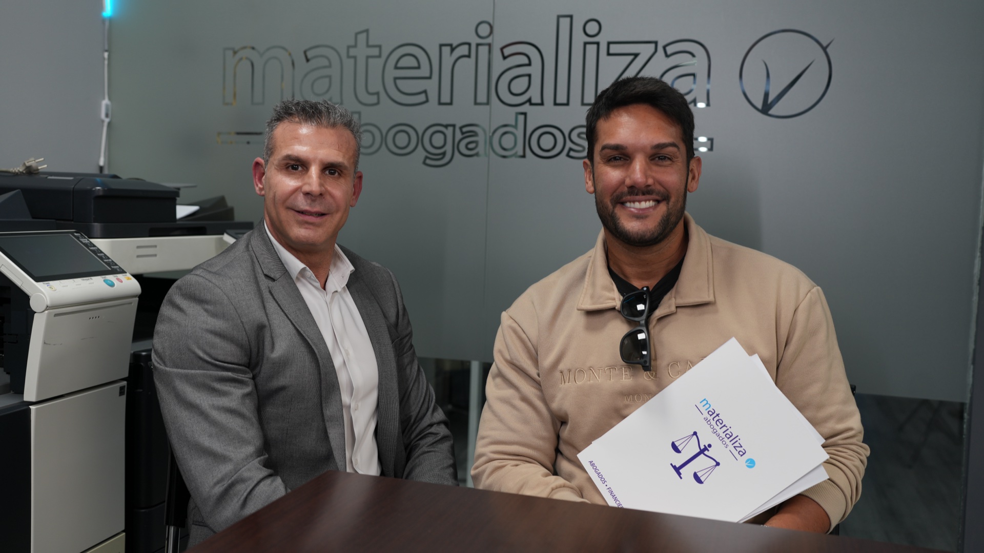 Cliente contento tras su consulta en Materializa Abogados